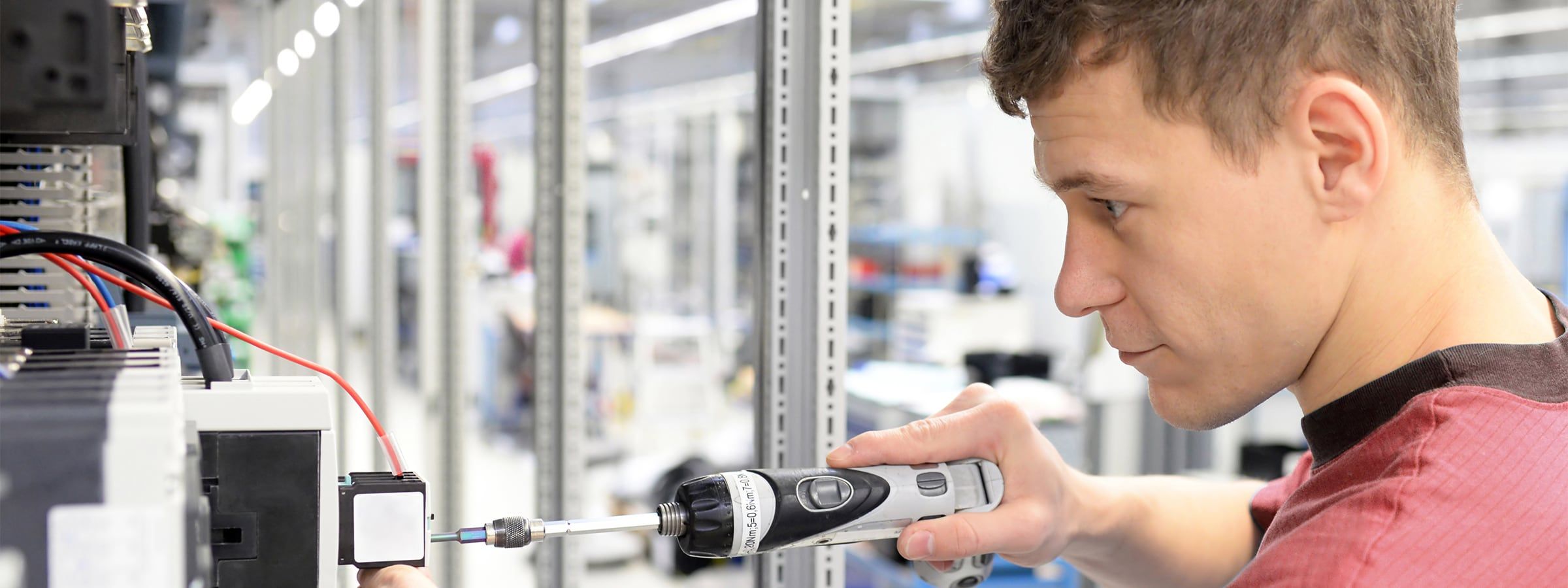 Ein Elektroniker bei der Arbeit.