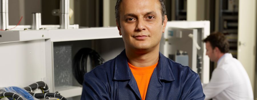 Elektroniker arbeitet in der Werkstatt mit einem Kollegen