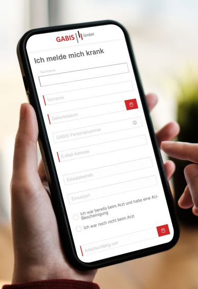 Eine Person hält ein Smarthone auf dem das Krankmelde-Formular der Gabis geöffnet ist.
