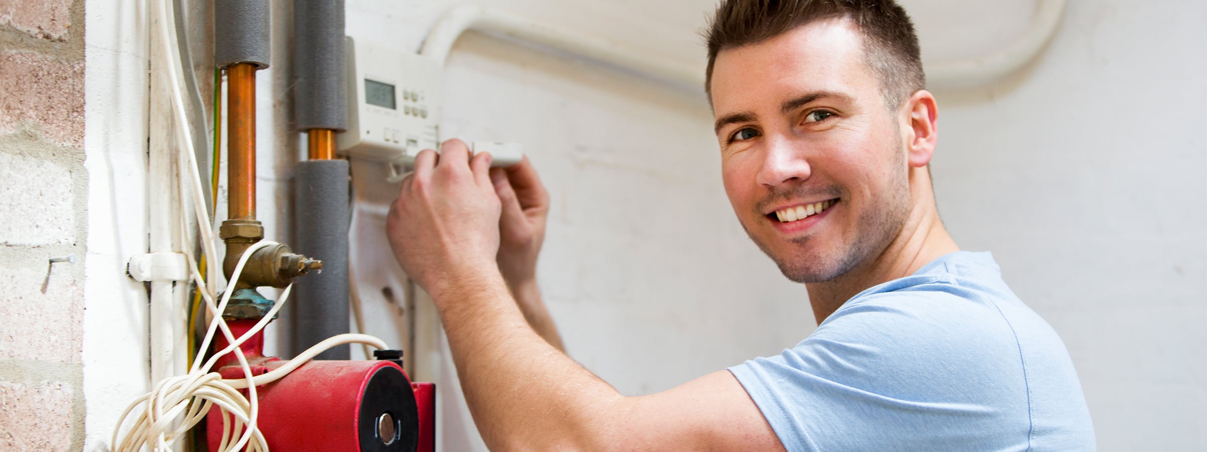 Ein Elektriker bei der Arbeit.