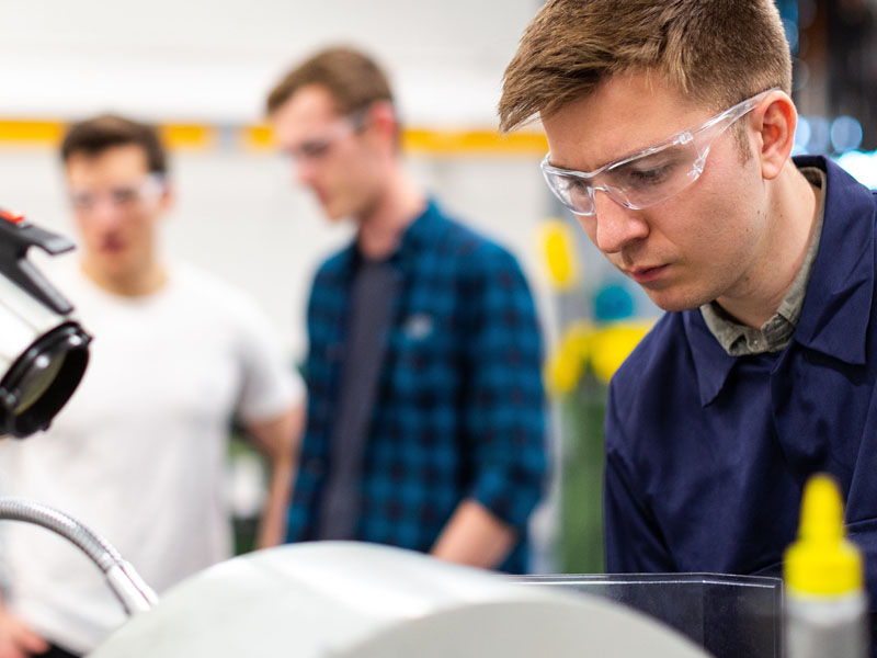 Industriearbeiter und Berater im Gespräch