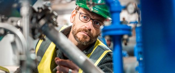 industriemechaniker prüft die funktion einer anlage