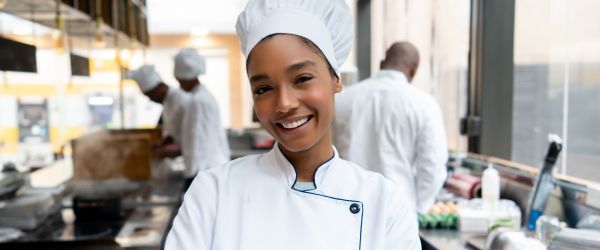 Küchenhilfe in der Großküche mit Kollegen