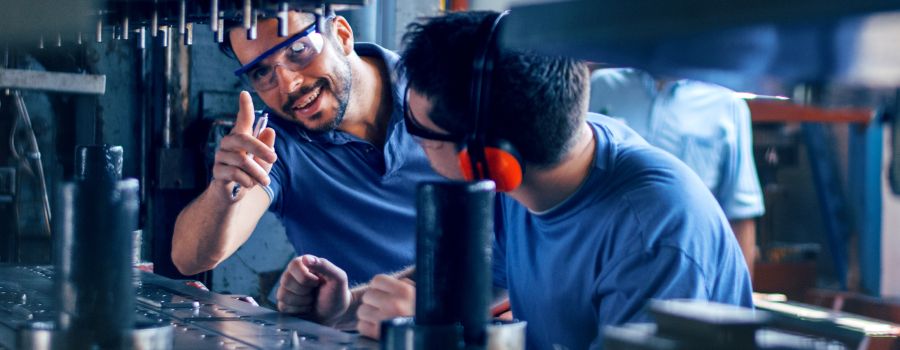 zwei metallbauer bei der arbeit