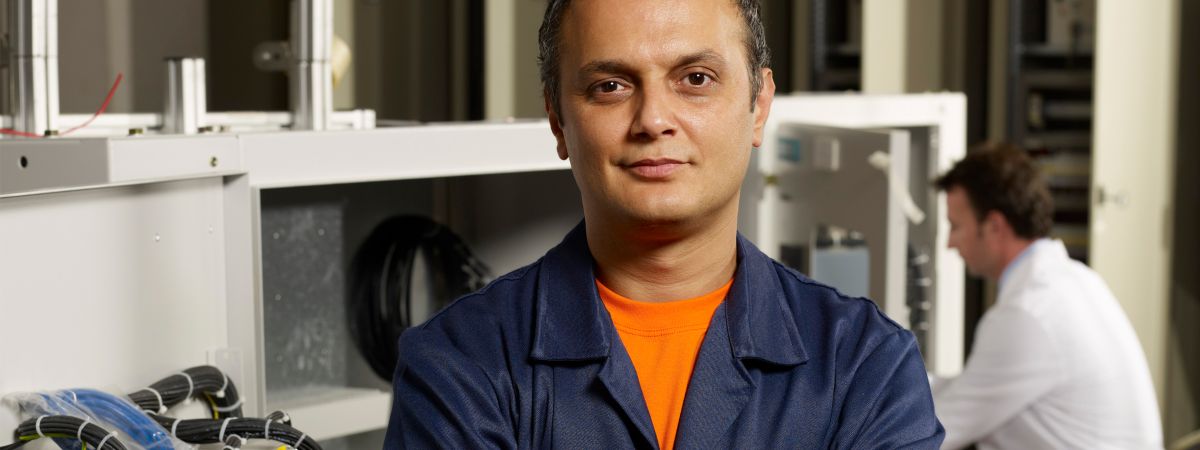 Elektroniker arbeitet in der Werkstatt mit einem Kollegen