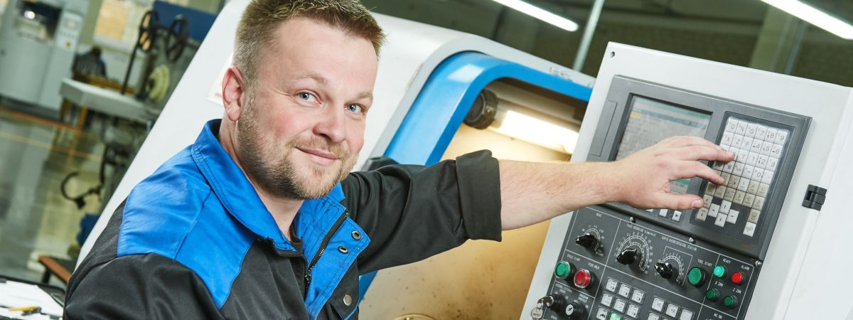 cnc maschinenbediener an einer Anlage im Industriebetrieb