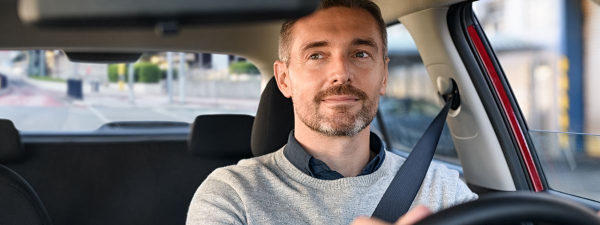 Autofahrer schaut in den Rückspiegel