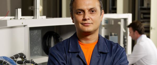 Elektroniker arbeitet in der Werkstatt mit einem Kollegen
