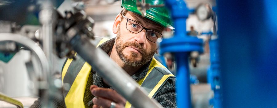 industriemechaniker prüft die funktion einer anlage